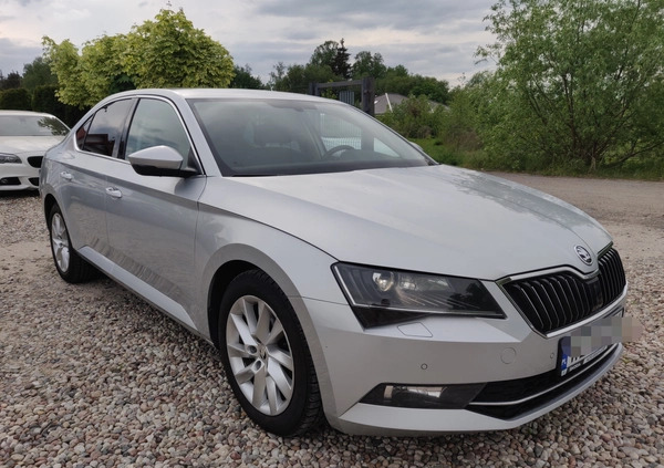 Skoda Superb cena 62900 przebieg: 250000, rok produkcji 2018 z Ostrołęka małe 704